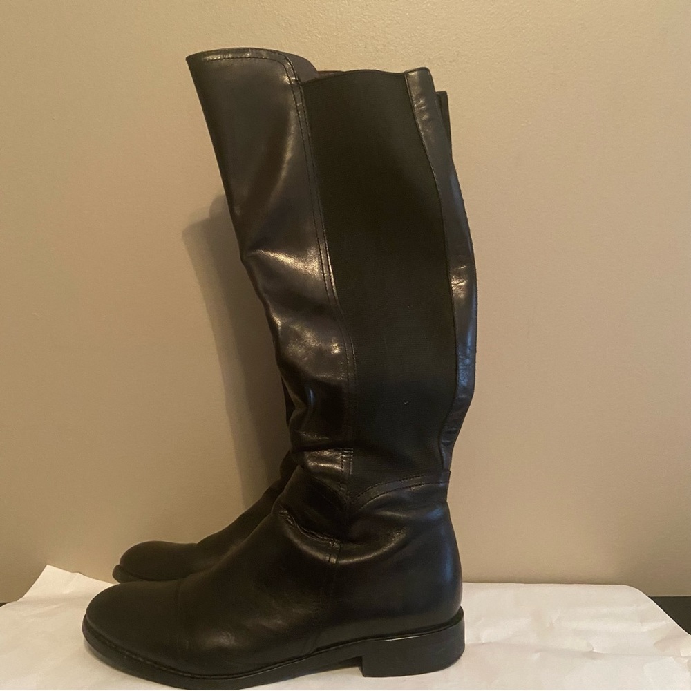Women’s Black knee high boot. Italian made. Size 6.